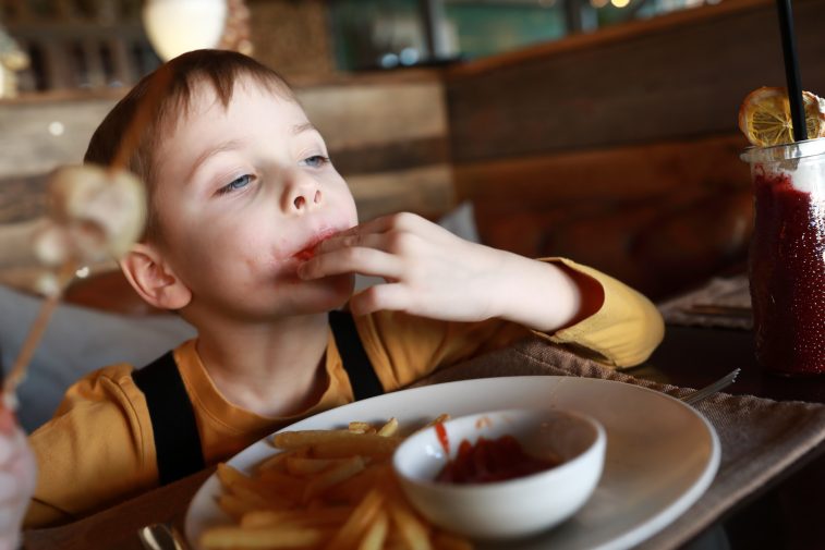 Дети с СДВГ значительно чаще едят ультраобработанную пищу