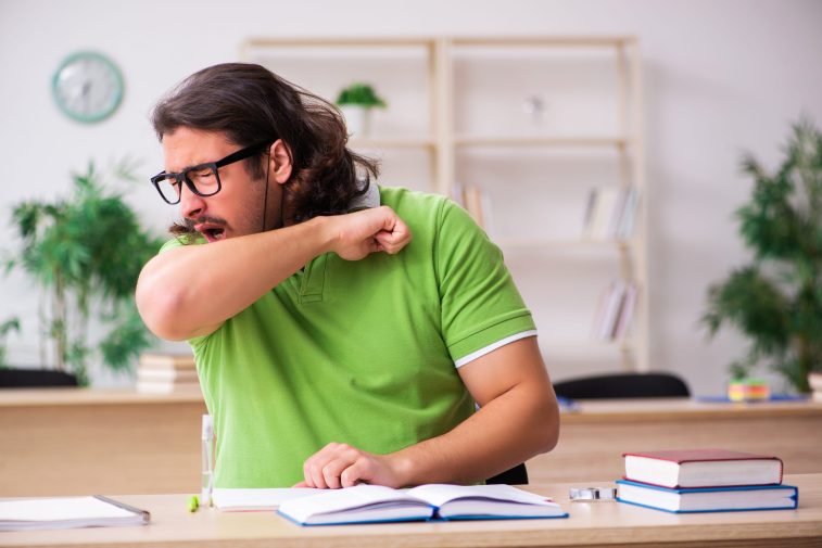 Терапия уборкой и тренировка иммунитета: можно ли навсегда избавиться от аллергии на пыль