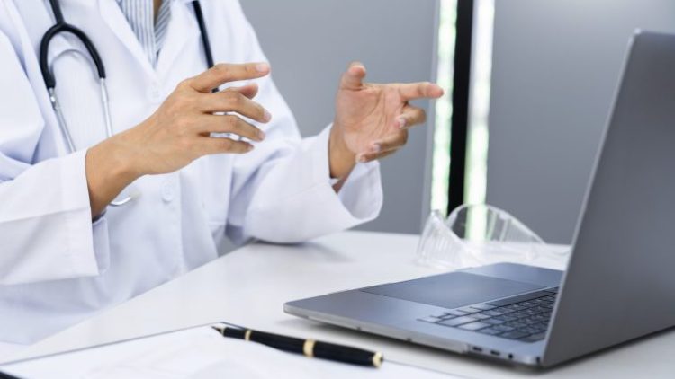 Врачи рассказали, как Интернет и нейросети помогают им в работе