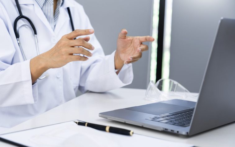 Врачи рассказали, как Интернет и нейросети помогают им в работе