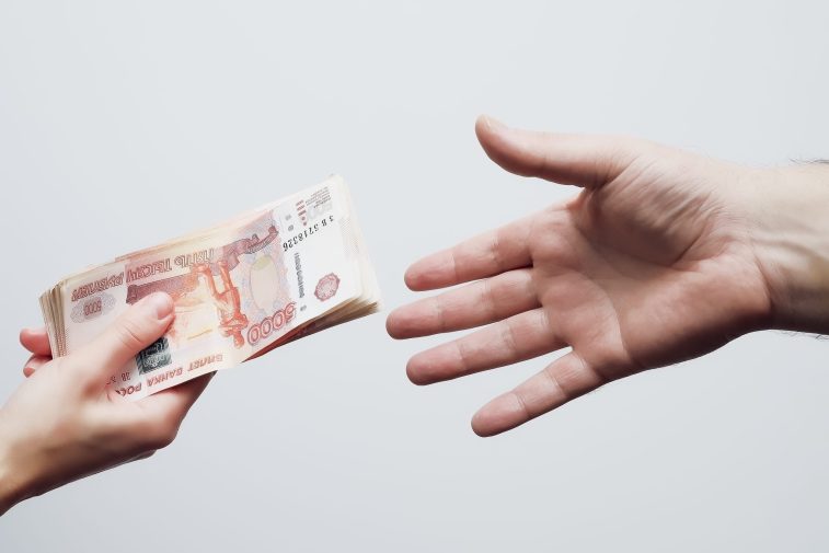 Страховщики хотят, чтобы курящие и толстые платили за ОМС по повышенной ставке