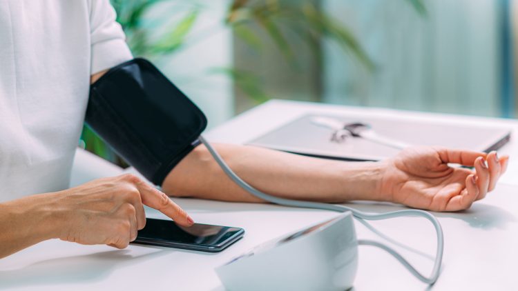 В Самаре начали выпуск тонометров, дистанционно передающих данные медикам
