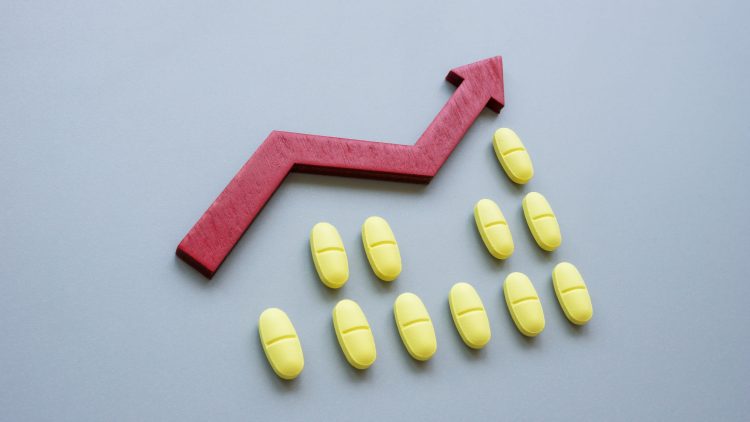 При повышении цен на дефицитные лекарства компании обяжут наращивать их выпуск