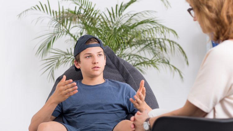 Депутаты предложили включить осмотр психиатром в диспансеризацию школьников