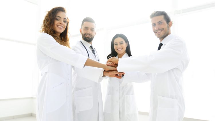 Вячеслав Володин призвал не ломать образ медика в белом халате