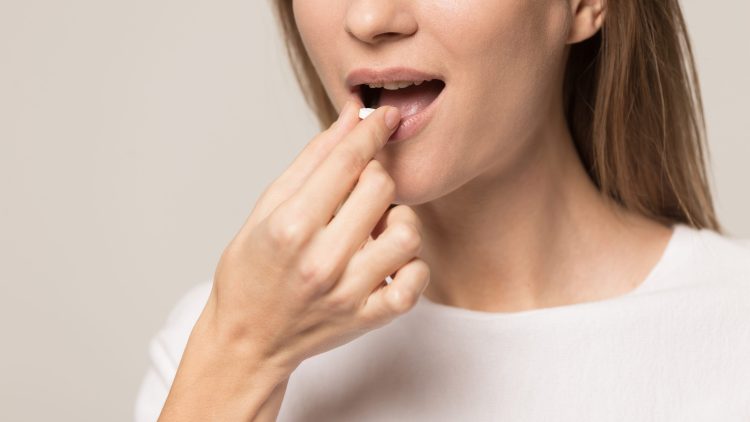 Впервые в России жевательная вакцина от оспы поступила в гражданский оборот