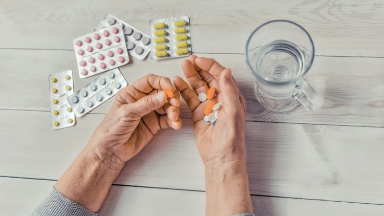 В России 62% пожилых принимают сразу по 5 и более лекарств, не зная их совместимость