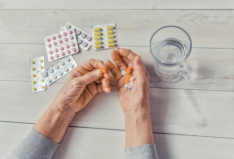 В России 62% пожилых принимают сразу по 5 и более лекарств, не зная их совместимость