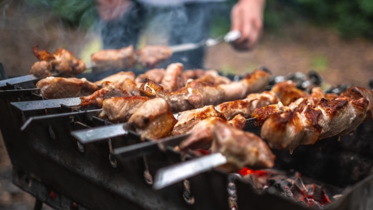 Врачи рассказали о безопасной порции шашлыка и способах правильной готовки