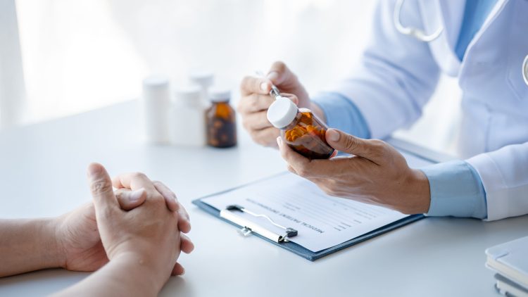 Эксперты призвали врачей объяснять пациенту плюсы и минусы от замены лекарств