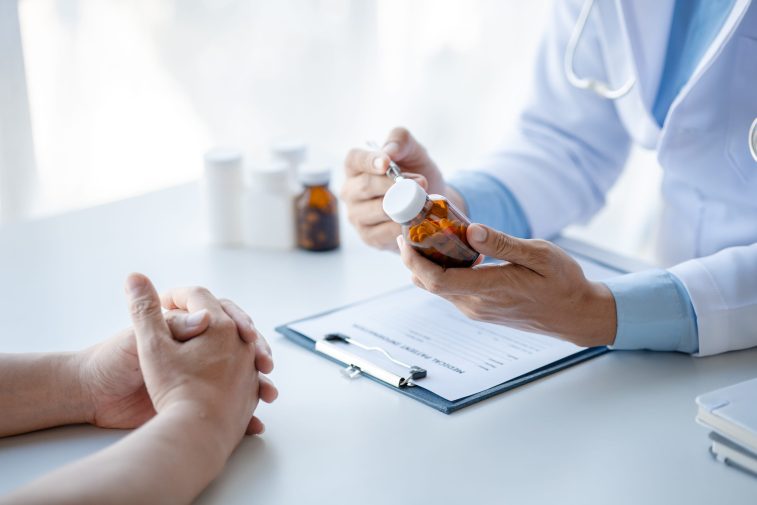 Эксперты призвали врачей объяснять пациенту плюсы и минусы от замены лекарств